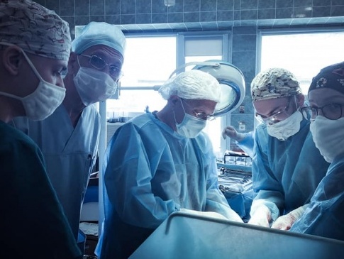 У Львові хірурги видалили пухлину вагою понад 8 кілограм