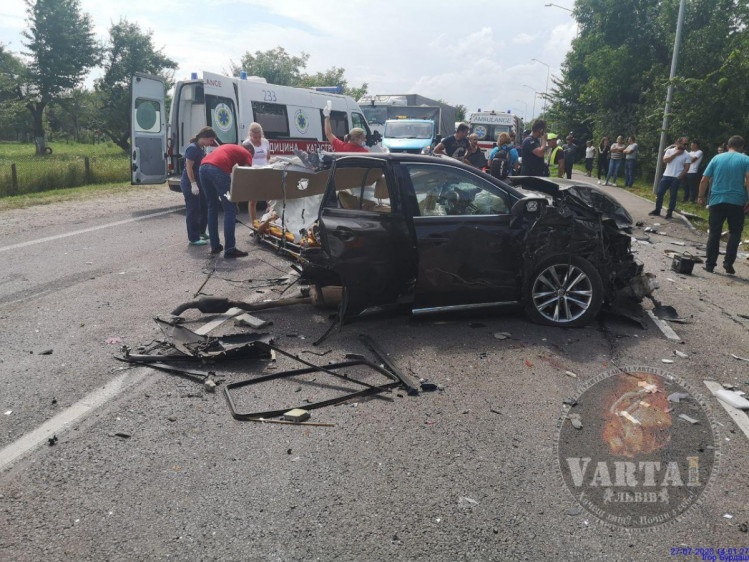 Потрійна ДТП на Львівщині: Lexus розірвало на шматки