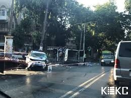 Поспішали на виклик про самогубство: в Одесі розбилось поліцейське авто