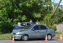 Аварія у Луцьку: від удару авто відкинуло на тротуар