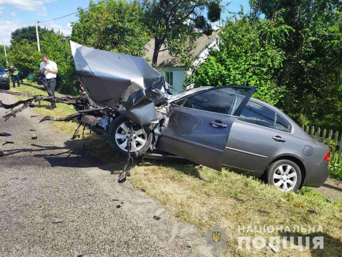 На Рівненщині авто врізалося в автокран, загинули два водії