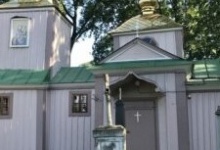 У Рівному вандали побили вікна в церкві та пошкодили надгробки
