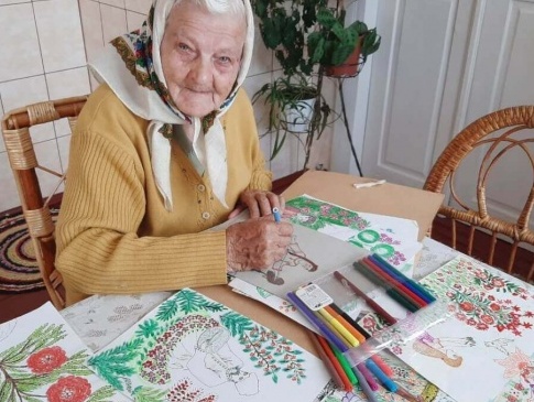 Надихають онуки та правнуки: 93-річна волинянка створює шедеври