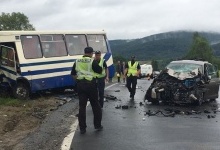 На Львівщині легковик влетів в автобус, загинула жінка