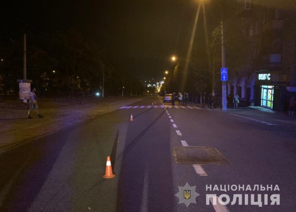 На Дніпропетровщині авто на смерть збило 4-річну дитину, яка йшла з мамою і бабусею