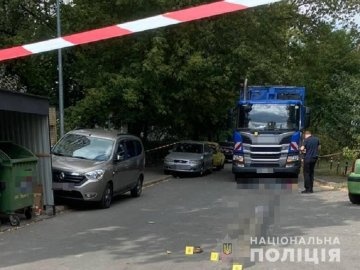 У Києві сміттєвоз на смерть збив жінку, яка йшла з 4-річною дитиною