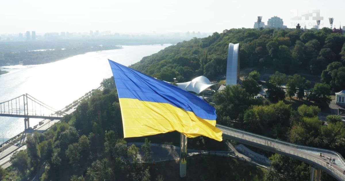 У Києві найбільший прапор України підняли у небо дроном
