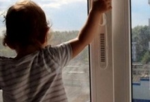 На Львівщині з балкона випала 10-місячна дитина