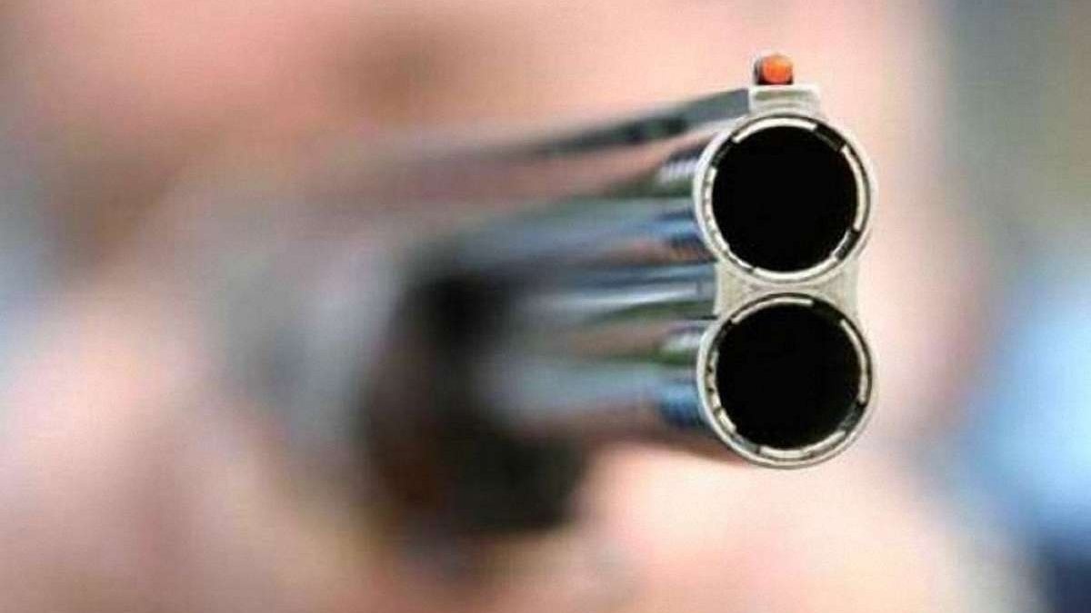 На Хмельниччині 8-річний хлопчик вистрелив із гвинтівки сестрі в око