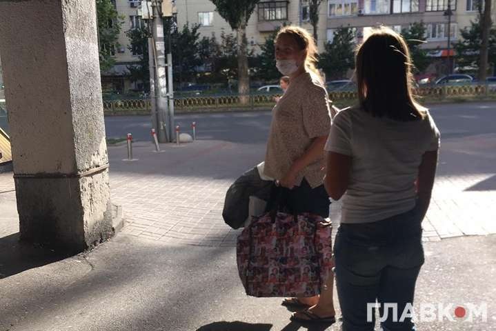 У центрі Києва жінка несла немовля в пакеті