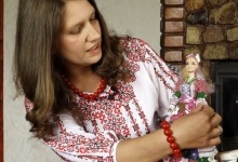 Прикарпатка українізує ляльки Барбі