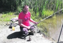 Українець без ніг рибалить, таксує і каміни майструє