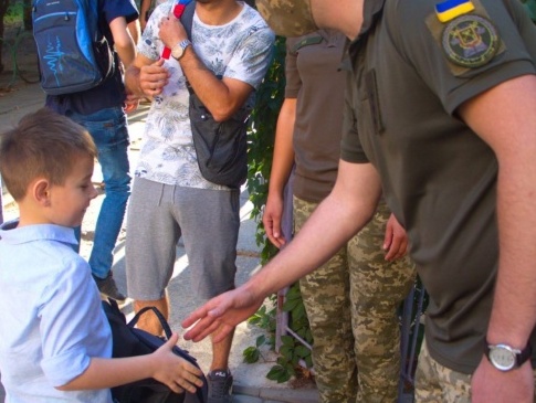 Військові зворушливо провели сина загиблого морпіха в школу