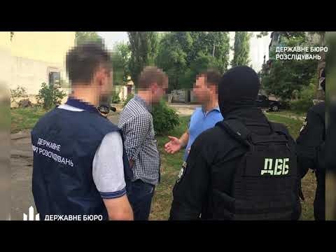 У Києві затримали поліцейського з наркотиками та іменним пістолетом Януковича