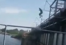 На Дніпропетровщині хлопець задля відео стрибнув на ходу з поїзда у річку