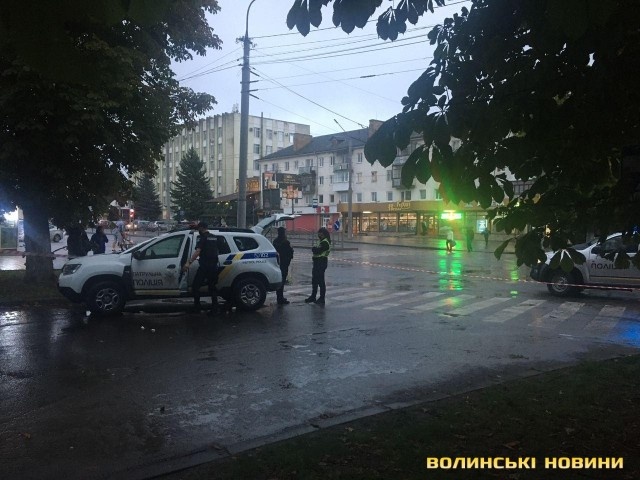Кров на асфальті: у Луцьку велосипедист зірвав номери із автівки копів