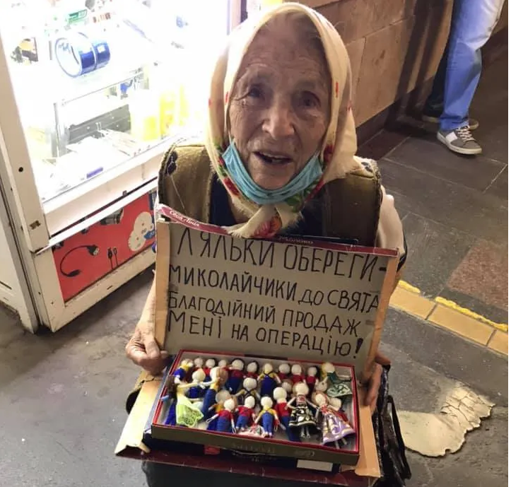 94-річна жінка продає ляльки, аби оплатити операцію