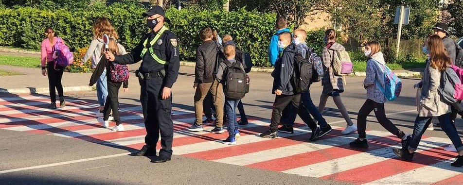 В ОТГ на Волині поліцейські переводять школярів через дорогу