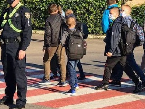 В ОТГ на Волині поліцейські переводять школярів через дорогу