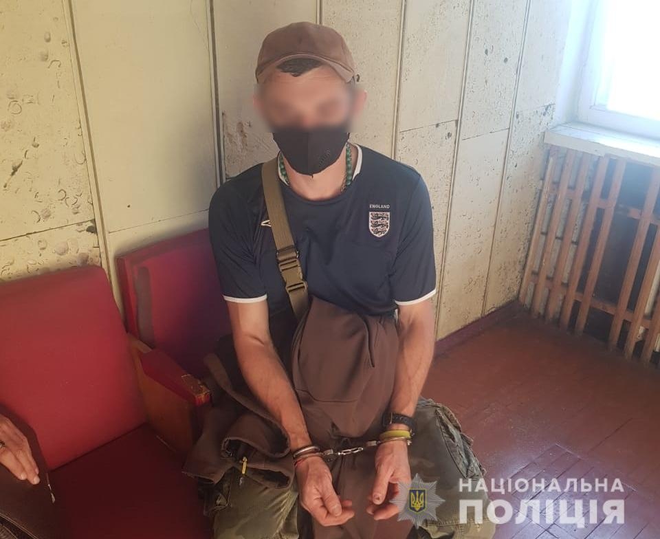 На Київщині чоловік з мисливської рушниці поцілив у матір з дитиною на руках
