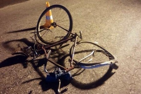 На Волині велосипедист в'їхав в бетонну опору і загинув