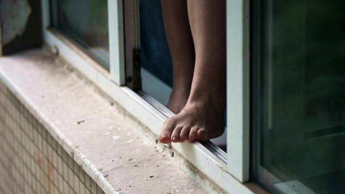 У Запоріжжі 12-річна дівчина вистрибнула з вікна через хлопця