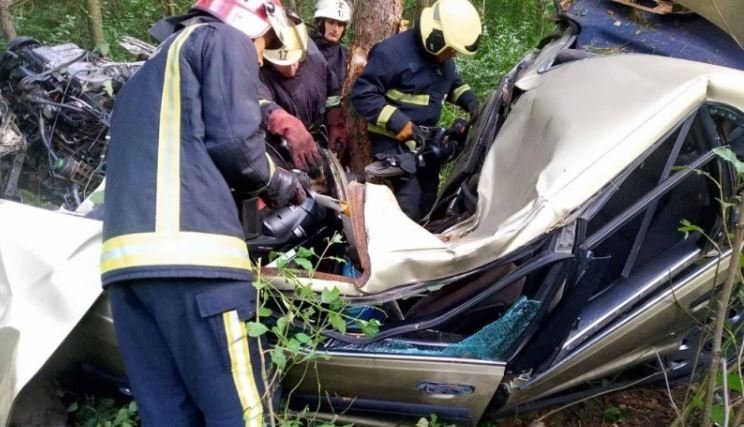 Тіло вирізали рятувальники: у ДТП на Волині загинув водій