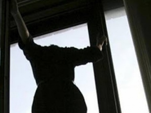 У Києві співробітниця держбанку вистрибнула з вікна квартири
