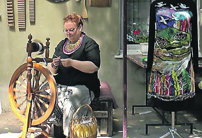 Українка виготовляє одяг із собачої шерсті