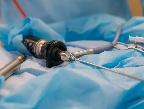 На Львівщині 80-річній жінці успішно провели унікальну операцію на хребті