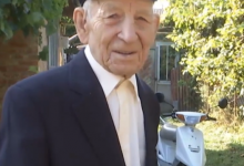 100-річний дідусь із Вінниччини селфиться та ганяє на мопеді