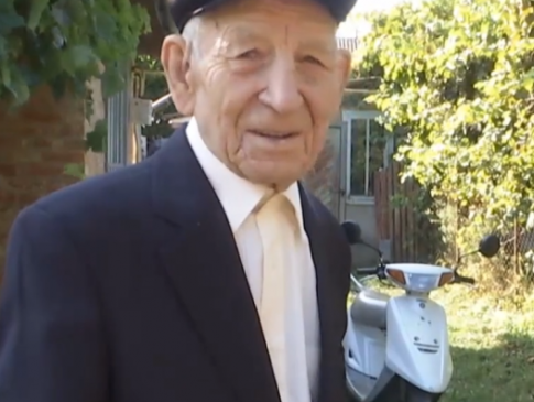100-річний дідусь із Вінниччини селфиться та ганяє на мопеді