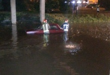 На Івано-Франківщині із затопленого зливою авто рятували людей