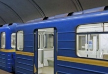 У Києві з-під потяга метро витягли мертвого зачепера без голови