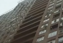 У Києві патрульний спіймав жінку, яка стрибнула з 15 поверху