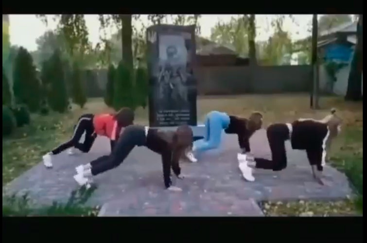 На Чернігівщині школярки станцювали тверк біля пам’ятника загиблим в АТО
