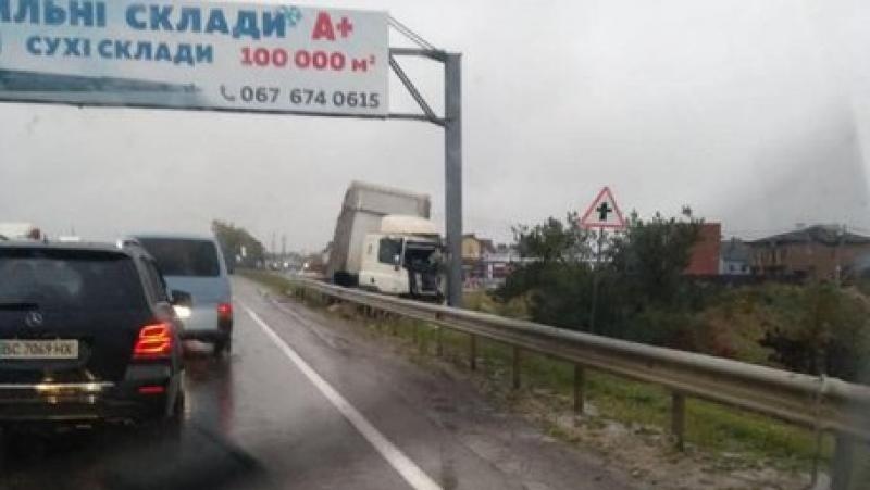 На Львівщині водій вантажівки заснув за кермом та в'їхав у стовп