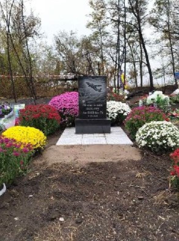 На місці авіакатастрофи на Харківщині встановили пам'ятний знак