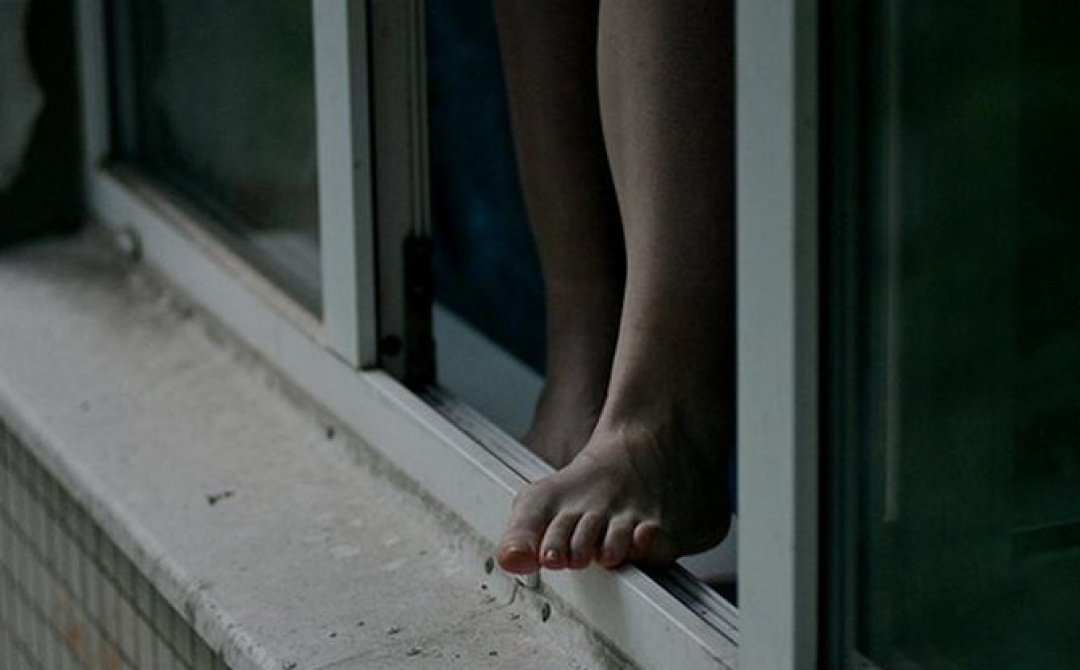 На Київщині 8-річний хлопчик намагався викинутися з вікна школи