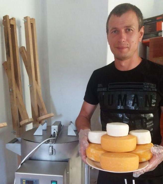 Переселенець з Криму організував бізнес з виготовлення сирів