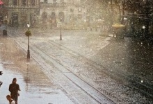 У Львові чоловік розгулював голяка під дощем