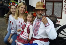 Український пенсіонер створив на власному подвір’ї музей і став відеоблогером