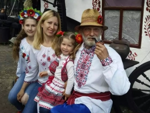 Український пенсіонер створив на власному подвір’ї музей і став відеоблогером