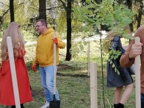 У луцькому парку висадили дерева письменники з Польщі, Білорусії та України
