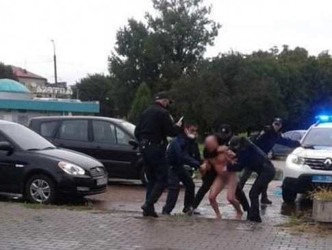 У Луцьку біля ОДА поліція затримала голого чоловіка