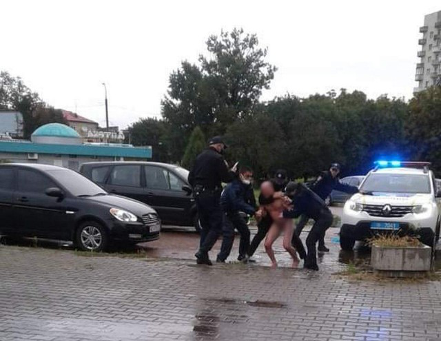 Відправили в наркодиспансер чоловіка, якого голим затримали біля ОДА в Луцьку