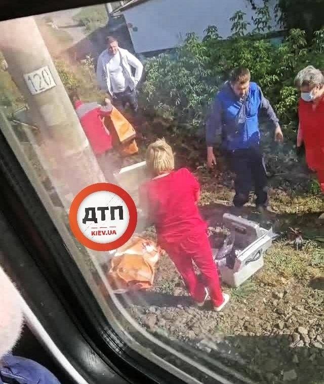 Біля Києва потяг збив 14-річну дівчину: в її руці знайшли записку