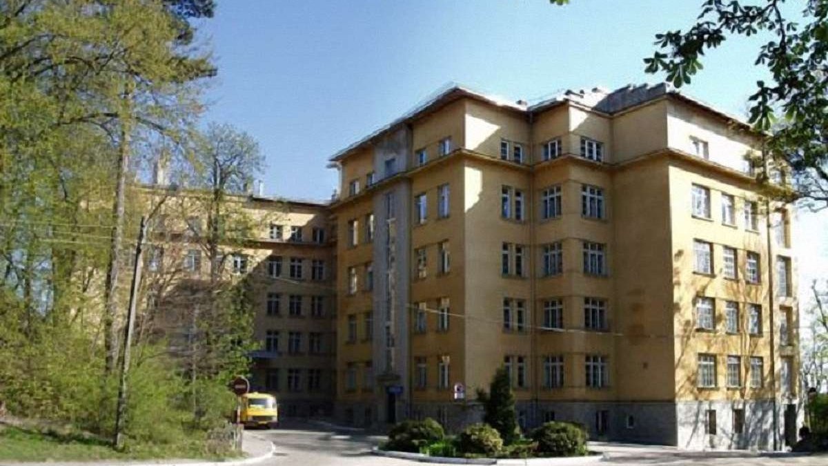 Львівські хірурги видалили легеню немовляті без розрізів