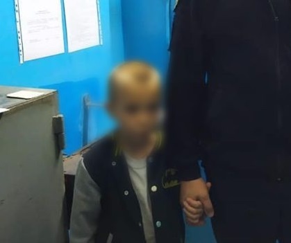 У Харкові 5-річний хлопчик втік з дому і жебракував в метро