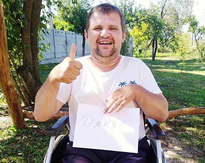 Волинянин безкоштовно роздає інвалідні візки